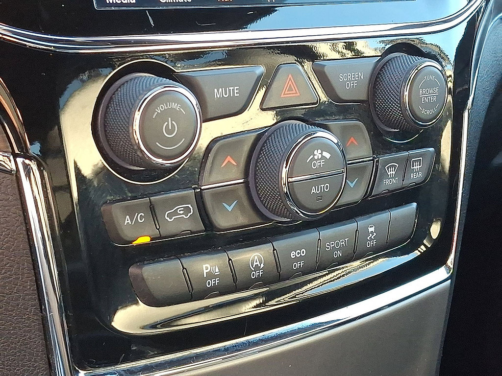 Used 2020 Jeep Grand Cherokee Limited AWD/4WD image 25