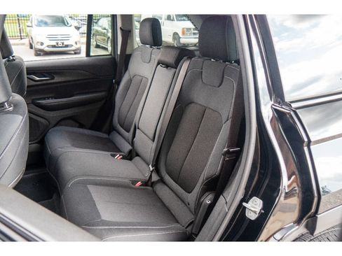 Used 2023 Jeep Grand Cherokee Laredo AWD/4WD image 18