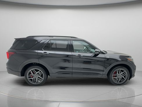 Used 2025 Ford Explorer ST-Line w/ ST-Line Street Pack AWD/4WD image 4
