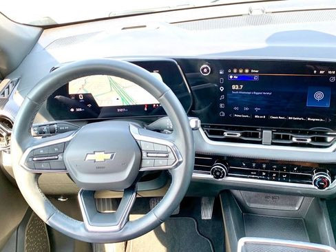 Used 2025 Chevrolet Equinox LT FWD image 17