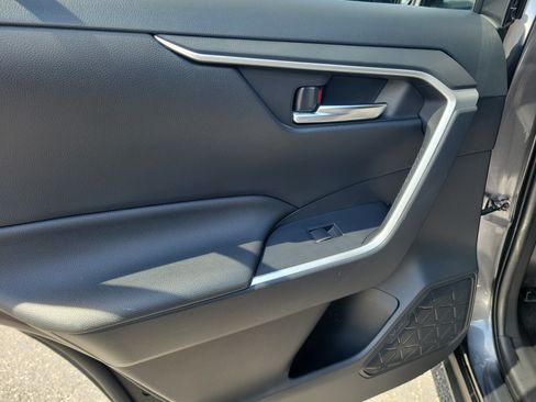 Used 2019 Toyota RAV4 XLE Premium FWD image 11
