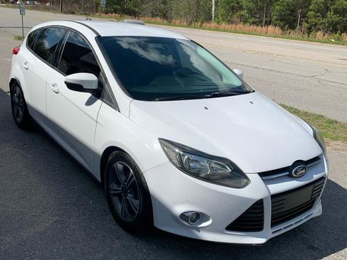 Used 2014 Ford Focus SE w/ SE Sport Package image 3
