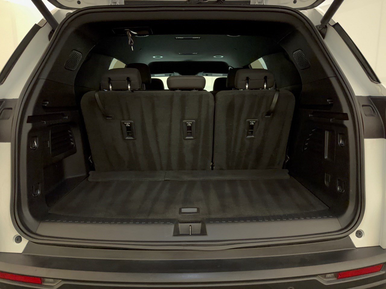 Used 2024 Chevrolet Traverse LS w/ Midnight/Sport Edition FWD image 28