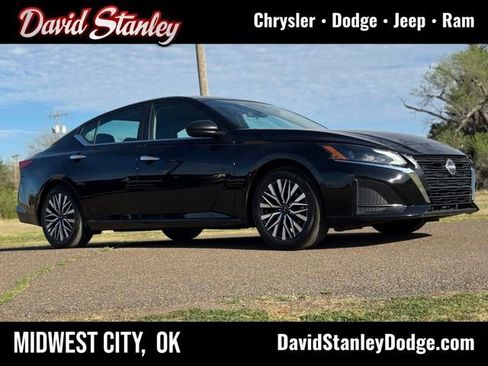 Used 2025 Nissan Altima 2.5 SV image 1