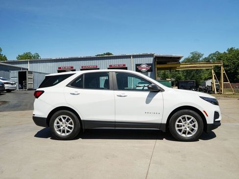 Used 2022 Chevrolet Equinox LS FWD image 3