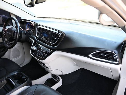 Used 2019 Chrysler Pacifica Touring-L FWD image 26