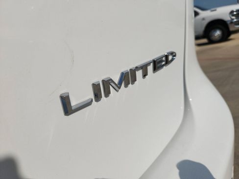 New 2027 Chrysler Pacifica Limited FWD image 11