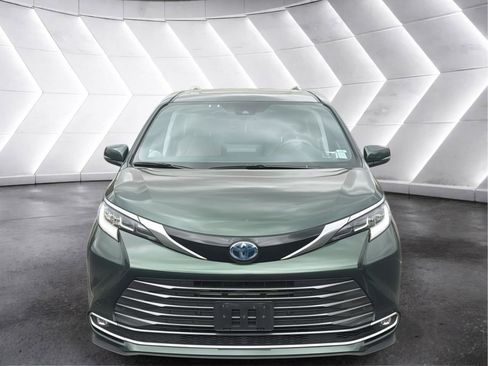 Used 2023 Toyota Sienna Limited AWD/4WD image 2