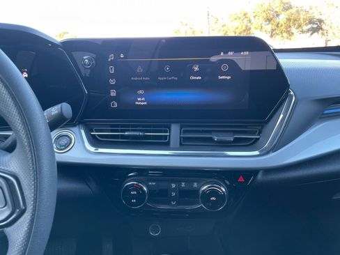 Used 2025 Chevrolet Trax LT image 17