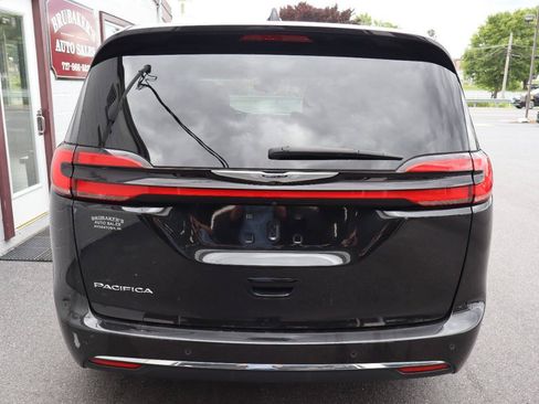 Used 2023 Chrysler Pacifica Touring-L FWD image 3