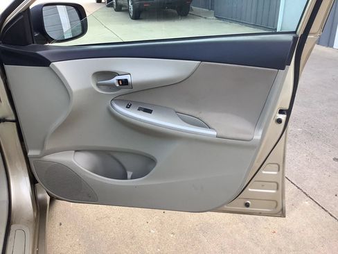 Used 2013 Toyota Corolla LE FWD image 13