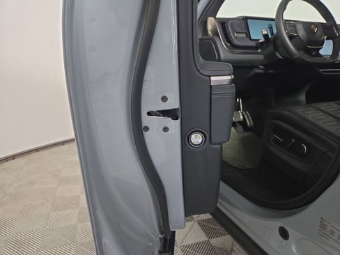 Used 2024 Rivian R1S Adventure AWD/4WD image 32