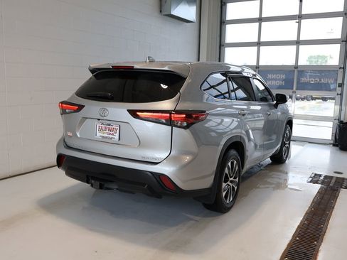 Used 2024 Toyota Highlander XLE AWD/4WD image 3