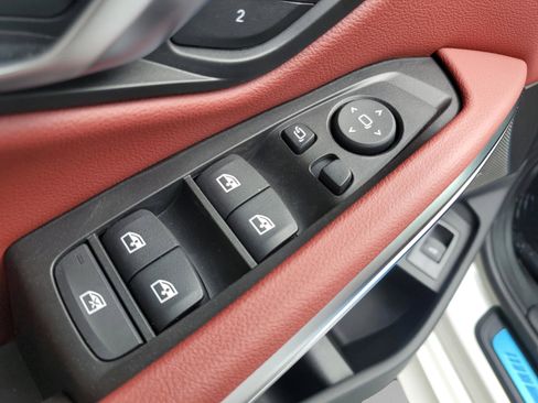 Used 2025 BMW 330i Sedan w/ M Sport Package image 17