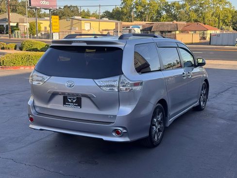 Used 2017 Toyota Sienna SE FWD image 6