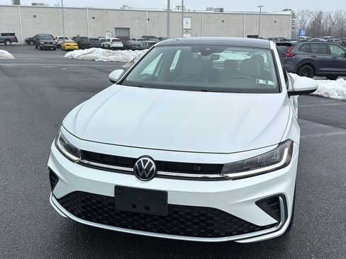 Used 2025 Volkswagen Jetta SE w/ Sunroof Package image 13