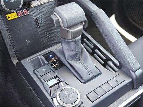 Certified 2025 Toyota Tacoma SR5 AWD/4WD image 17