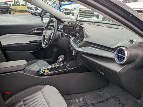 Certified 2025 Chevrolet Trax LT w/ LT Convenience Package image 21