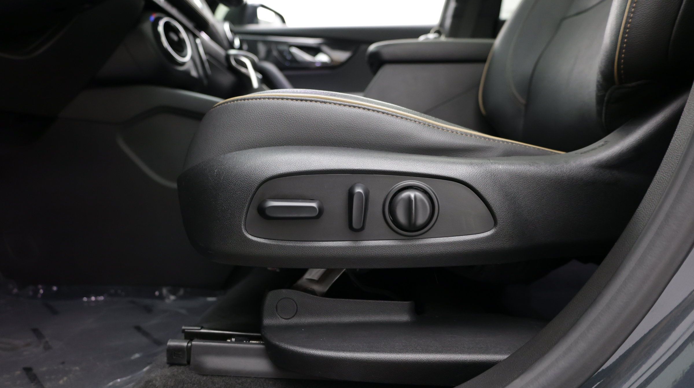 Used 2019 Chevrolet Blazer Premier w/ Sun and Wheels Package FWD image 18