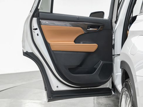 Used 2024 Toyota Highlander Platinum image 24