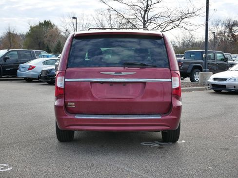 Used 2013 Chrysler Town & Country Touring image 4