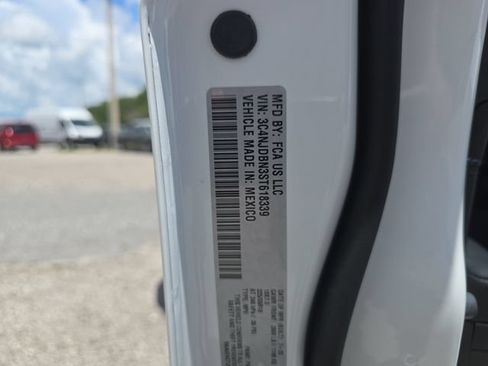 Certified 2025 Jeep Compass Latitude w/ Sun & Sound Group AWD/4WD image 32