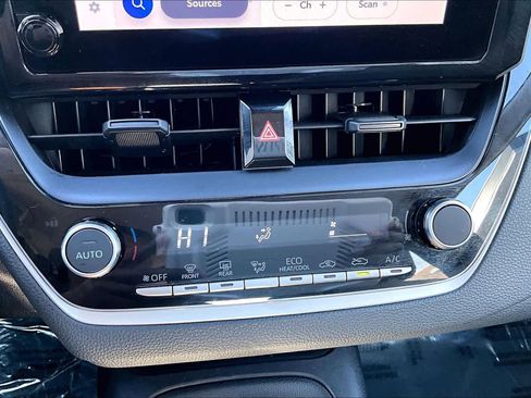 Used 2025 Toyota Corolla LE image 32