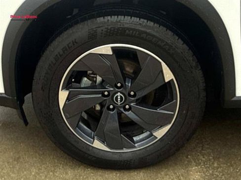 Used 2025 Nissan Rogue SV FWD image 4