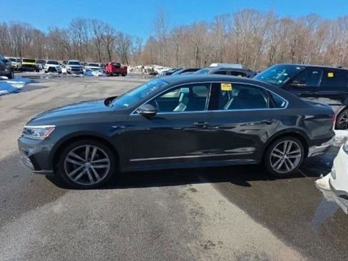 Used 2017 Volkswagen Passat 1.8T R-Line w/ R-Line Lighting Package image 9