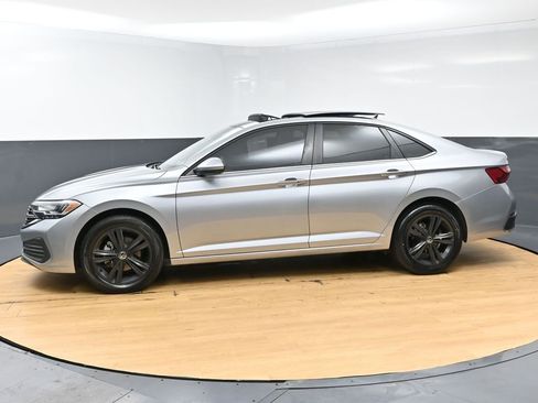 Used 2023 Volkswagen Jetta SE w/ Panoramic Sunroof Package image 6