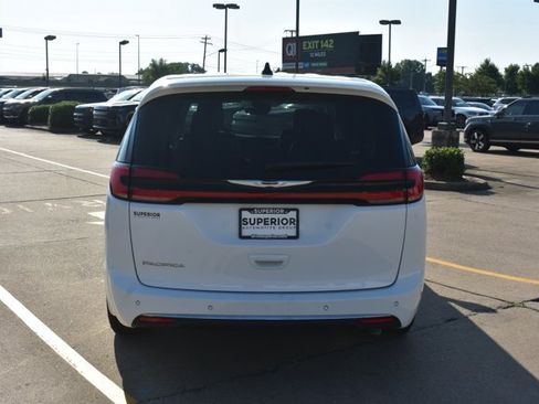 Used 2024 Chrysler Pacifica Touring-L FWD image 6