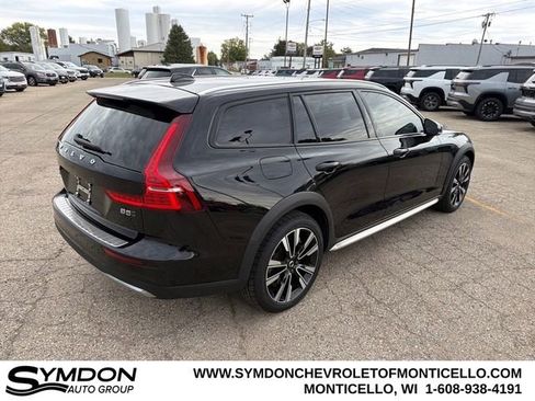 Used 2023 Volvo V60 B5 Cross Country Ultimate image 4