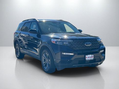 Used 2023 Ford Explorer XLT w/ Equipment Group 202A image 3
