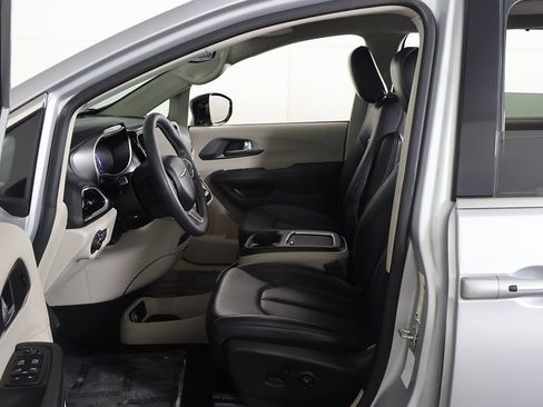 Used 2024 Chrysler Pacifica Touring-L FWD image 22
