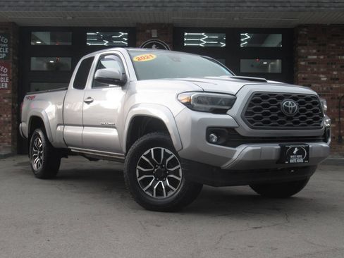 Used 2021 Toyota Tacoma TRD Sport w/ TRD Premium Sport Package AWD/4WD image 2
