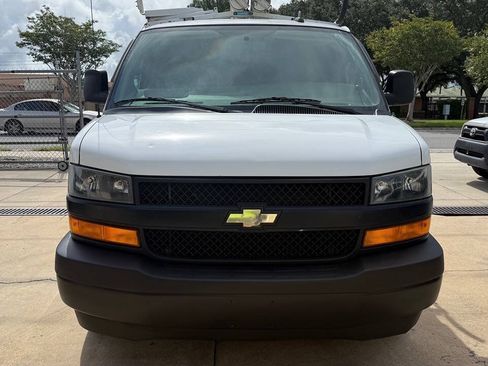 Used 2018 Chevrolet Express 2500 w/ Driver Convenience Package RWD image 9