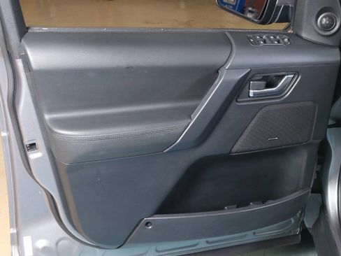 Used 2013 Land Rover LR2 HSE image 25