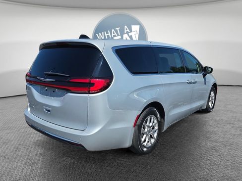 Used 2024 Chrysler Pacifica Touring-L FWD image 3