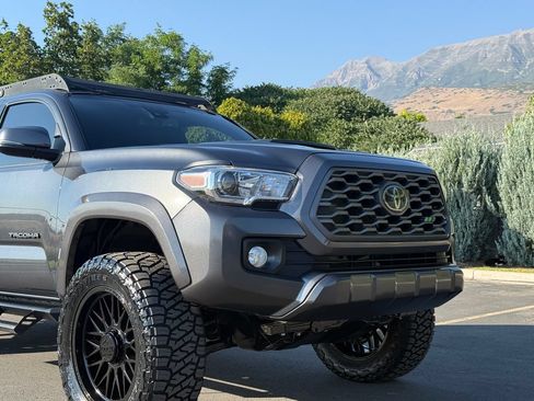 Used 2022 Toyota Tacoma TRD Sport w/ Technology Package AWD/4WD image 18