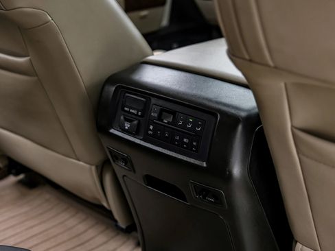 Used 2010 Toyota Sequoia Platinum image 37