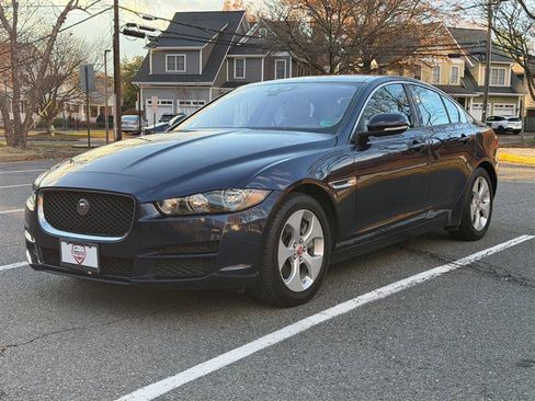 Used 2017 Jaguar XE image 4