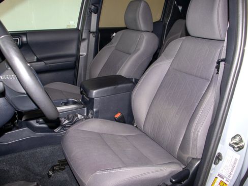 Used 2019 Toyota Tacoma TRD Sport w/ Technology Package AWD/4WD image 12