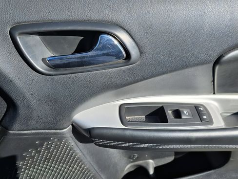 Used 2019 Dodge Journey SE image 16