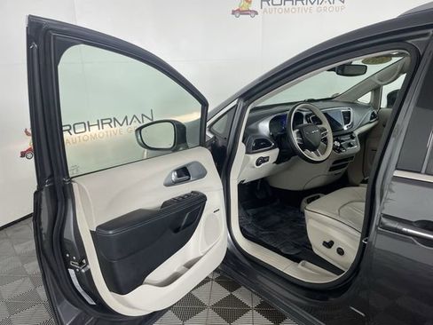 Used 2018 Chrysler Pacifica Limited w/ Advanced Safetytec Group image 18