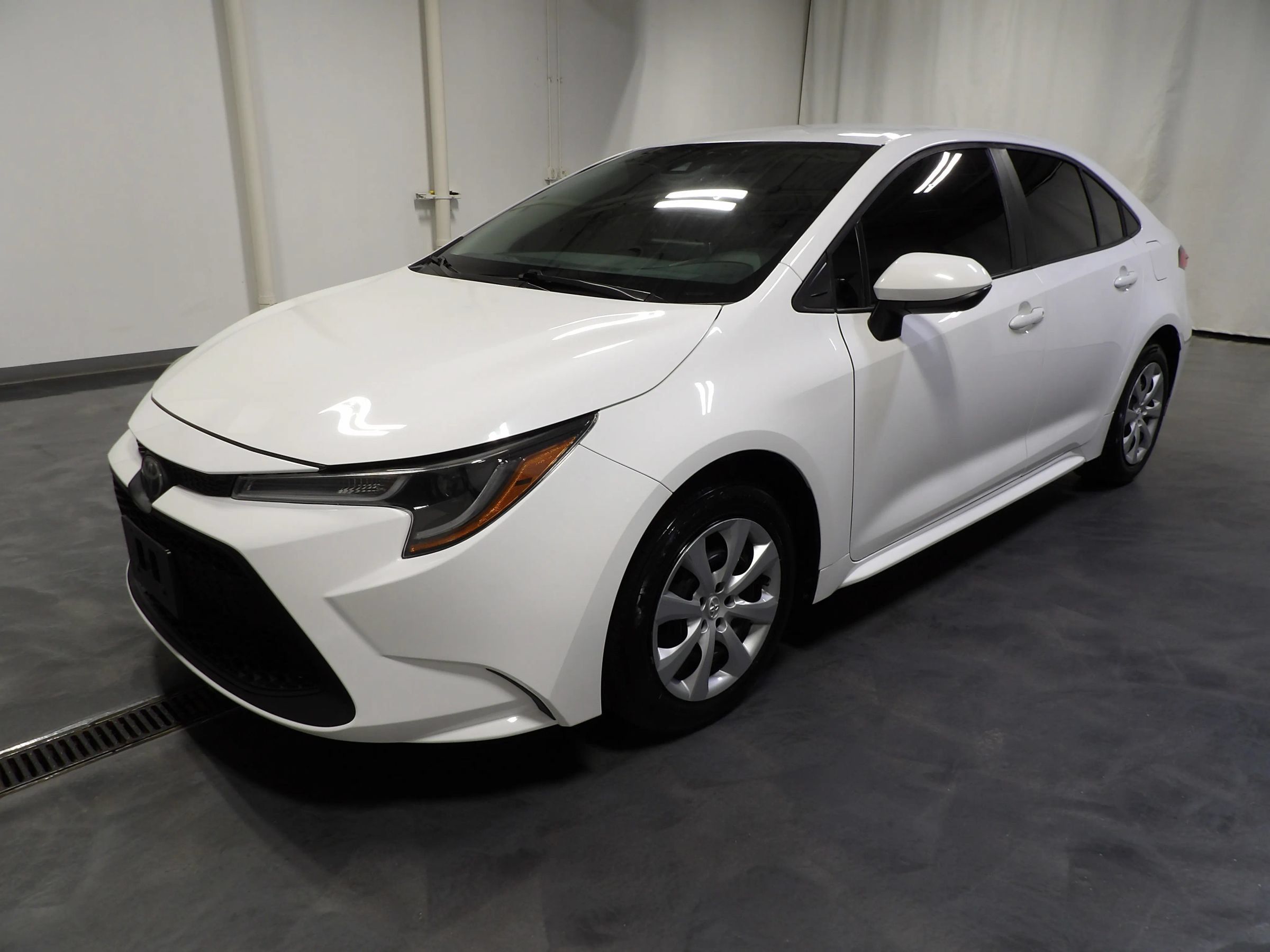 Used 2021 Toyota Corolla LE FWD image 3