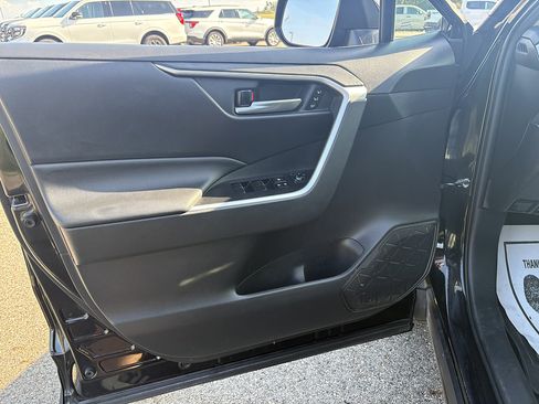 Used 2021 Toyota RAV4 XLE Premium AWD/4WD image 28