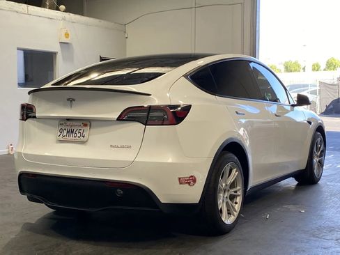 Used 2022 Tesla Model Y Long Range image 4