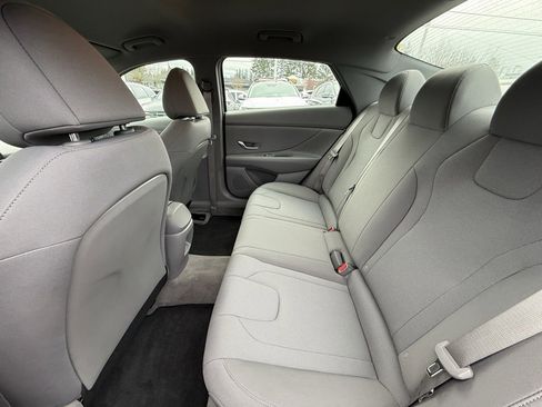 Certified 2025 Hyundai Elantra SE image 14