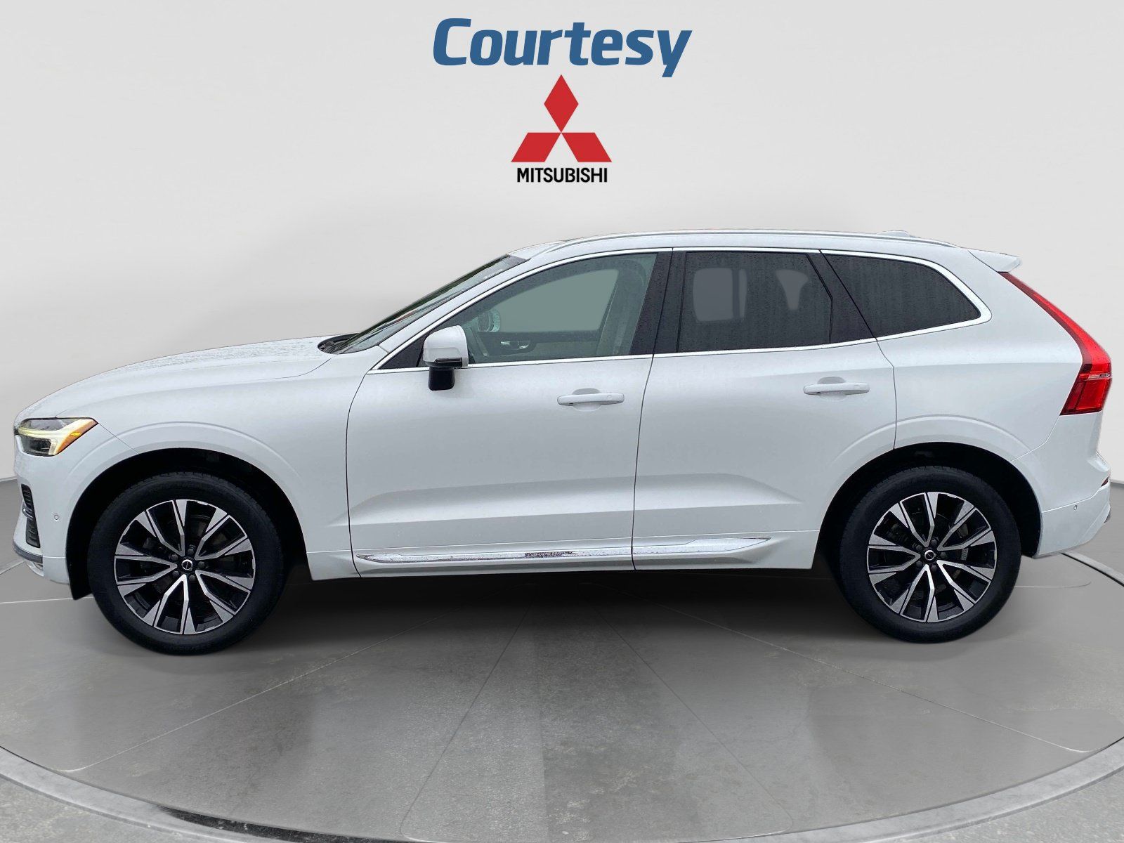 Used 2023 Volvo XC60 B5 Plus AWD/4WD image 2