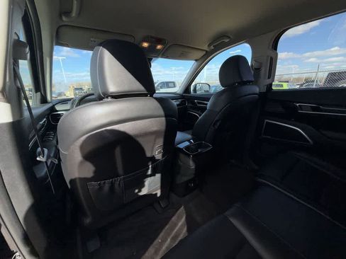 Used 2023 Kia Telluride LX image 12